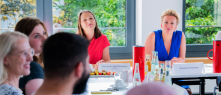 Gesprächssituation im Seminarraum mit Studierenden, Ministerin Ina Brandes und Rektorin Pro. Dr. Dr. Sigrid Graumann
