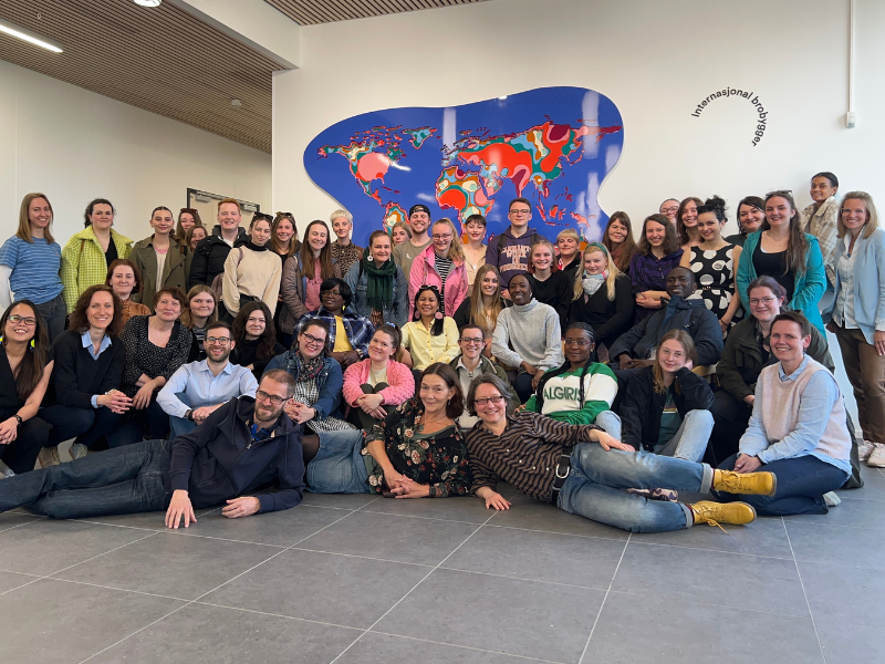 Gruppenfoto aller BIP-Teilnehmenden im Gebäude der VID