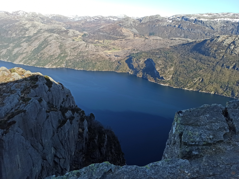 Blick von der Felskanzel über den Fjord