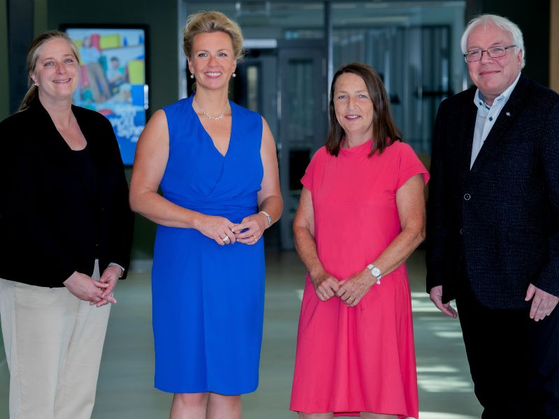 Gruppenfoto im Foyer von Kanzlerin Iris Litty, Ministerin Ina Brandes, Rektorin Prof. Dr. Dr. Sigrid Graumann und Prof. Dr. Andreas Bauer, Prorektor für Studium und Lehre