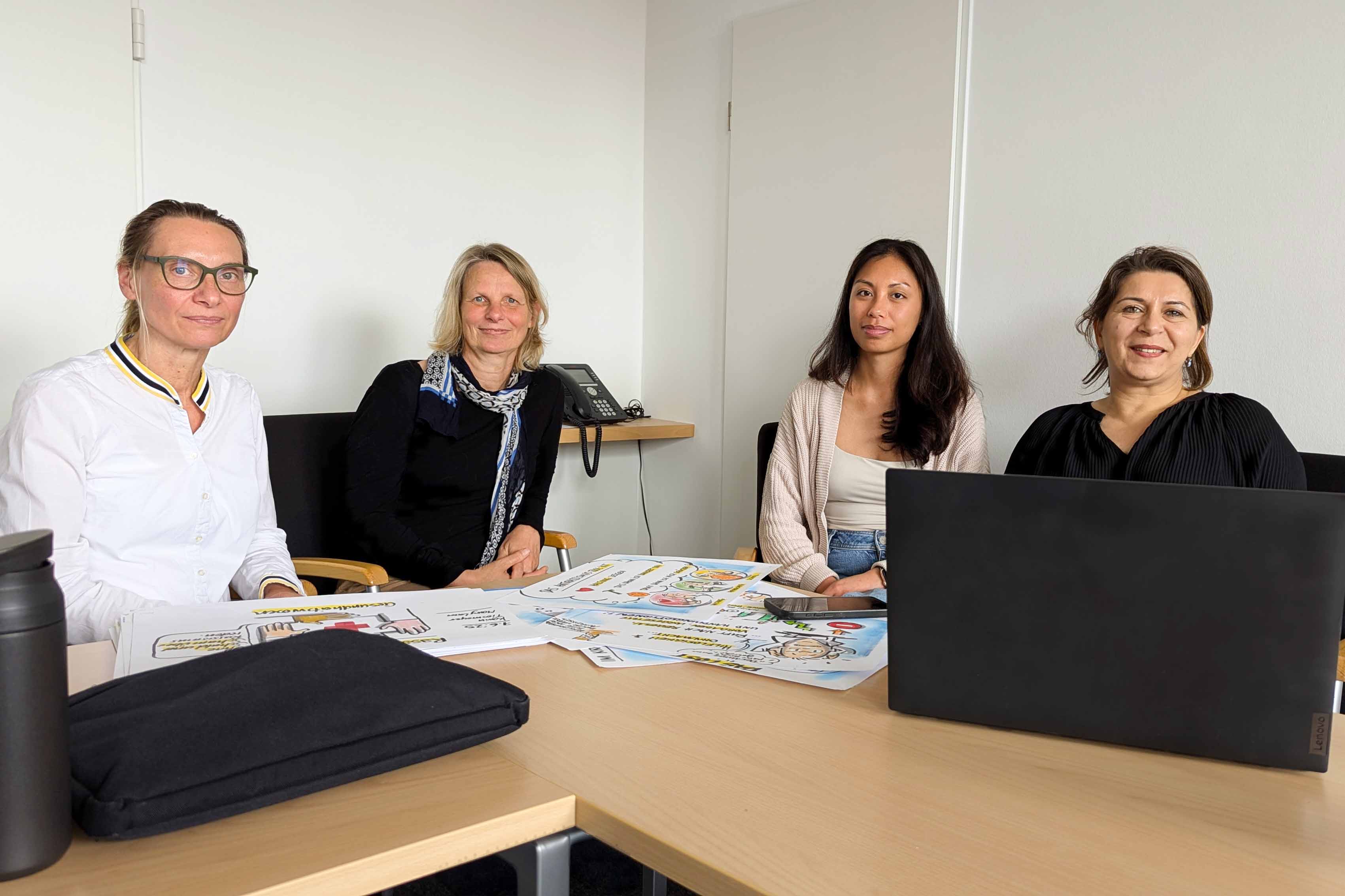 Geinsam gegen Tabus und Ausgrenzung (v.l.n.r.): Kerstin Walther, Karin Tiesmeyer, Mary Lam und Çinur Ghaderi von der EvH Bochum reflektieren im Seminar sowie auf Fachtagungen transkulturelle Diskriminierungserfahrungen.