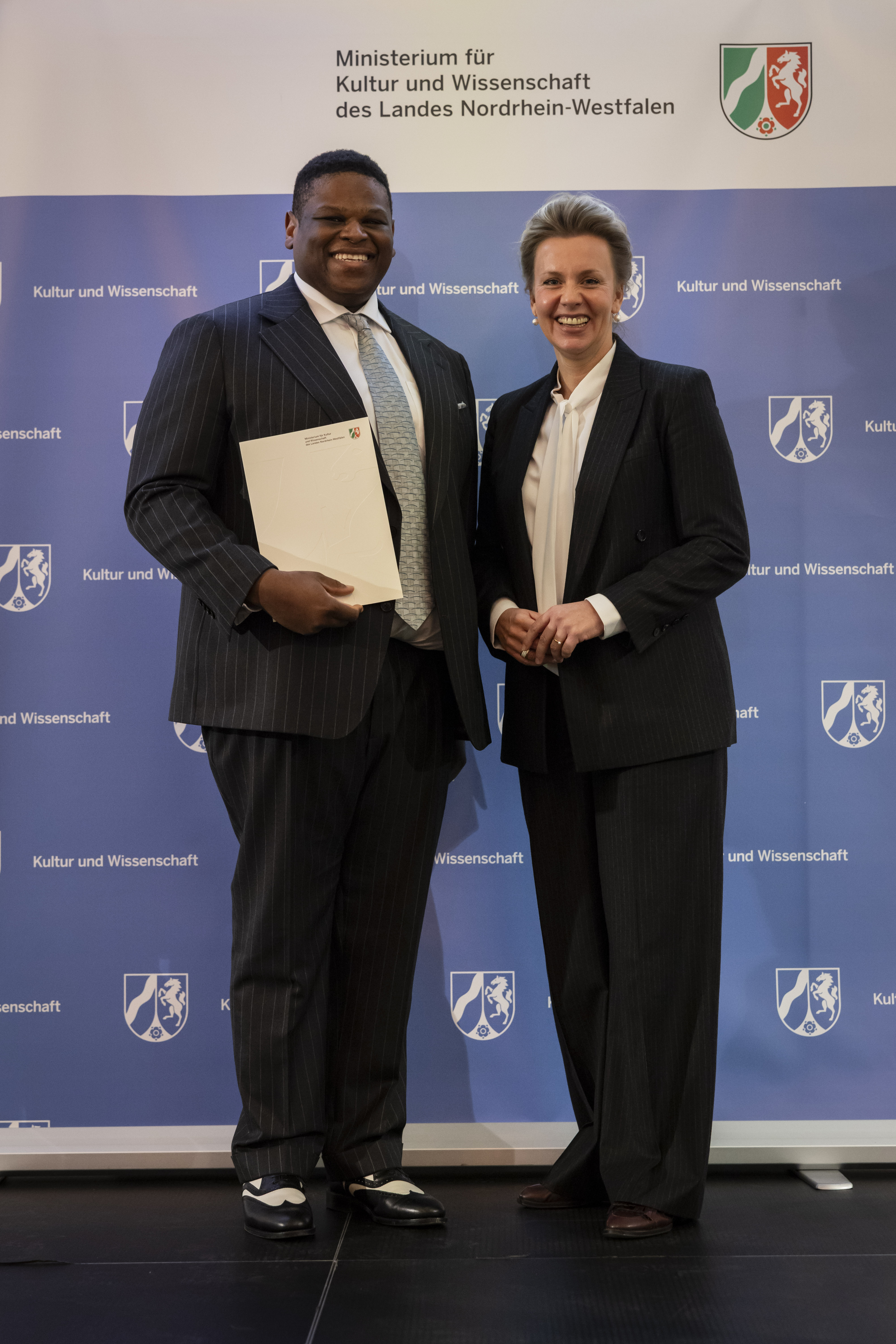 Wissenschaftsministerin Ina Brandes zeichnet Prof. Dr. Lorenz Narku Laing (© EvH Bochum)