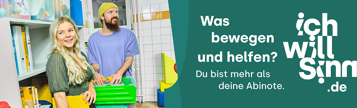 Das Bild zeigt zwei Personen im bunten Werkraum der Heilpädagogischen Ambulanz der Hochschule. Die junge Frau hat blonde lange Haare und trägt ein grünes Kleid. Sie lacht. Der juge Mann trägt einen dunklen Vollbart und eine gelbe Wollmütze.
